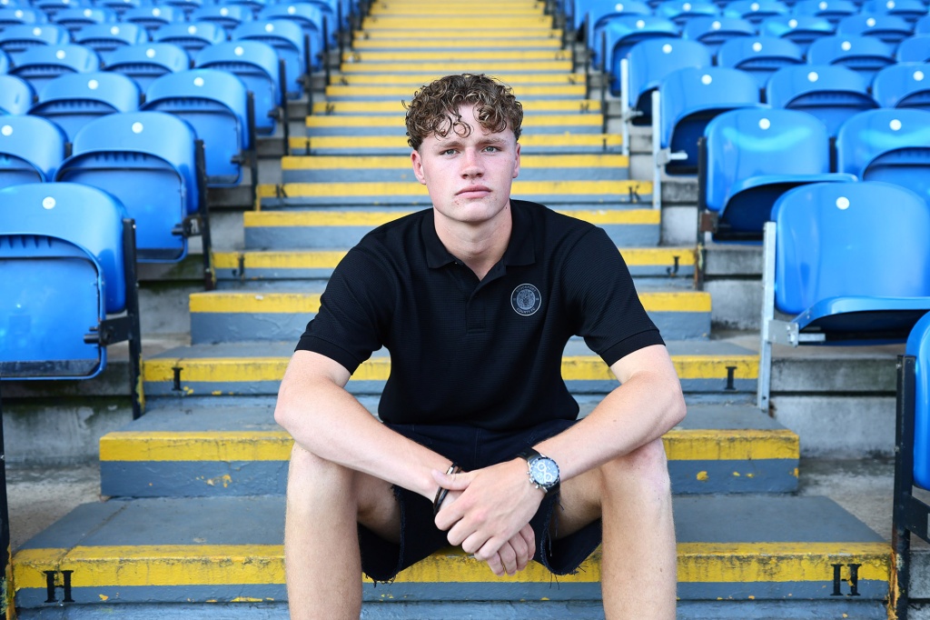 Ollie Whatmuff signs on loan for Stockport County from Manchester City