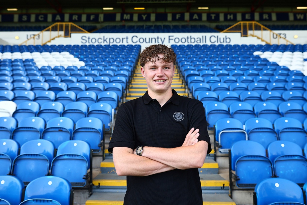 Ollie Whatmuff signs on loan for Stockport County from Manchester City