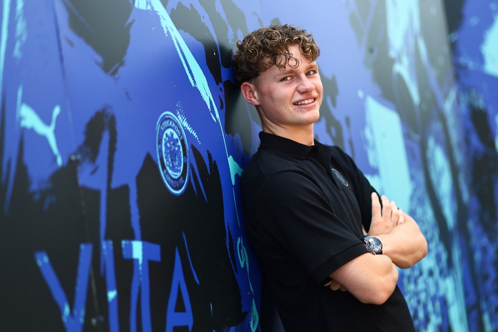 Ollie Whatmuff signs on loan for Stockport County from Manchester City